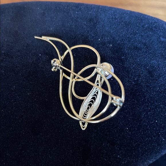 Elegant Gold and Pearl Brooch - Picture 2 of 3